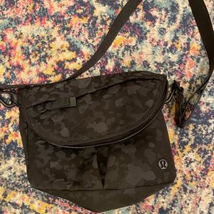 EUC Lululemon black cross body purse